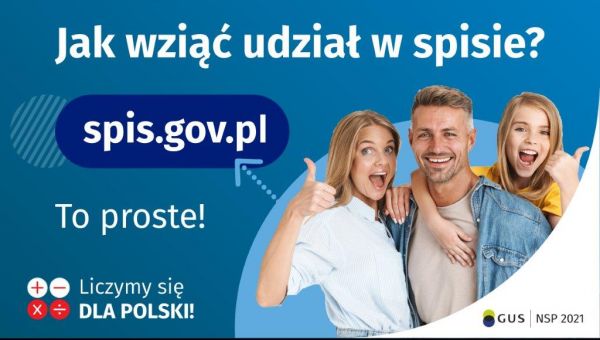 Po prawej stronie widać kobietę, mężczyznę i dziecko, którzy entuzjastycznie uśmiechają się i trzymają kciuki w górze oraz napisy i loga zachęcające do udziału w spisie ludności i mieszkań 2021